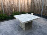 Steigerhouten vierkante tafel Pierre met kolompoot