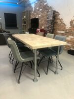 Tafel Selma met steigerbuizen en extra dikblad