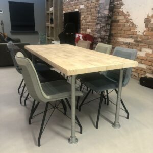 Tafel Selma met steigerbuizen en extra dikblad