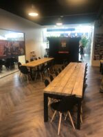 Steigerhouten tafel Lufkin met metalen onderstel