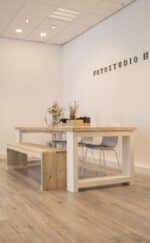 Steigerhouten tafel Tula met wit onderstel