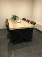 Industriële tafel Bangor met stalen x poten