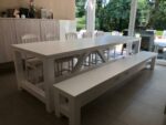 Steigerhouten tafel Kenee met smalle poten en dwarsbalk