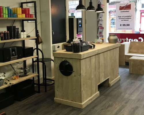 Steigerhouten balie voor kaapsalon