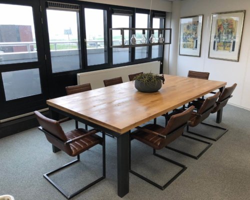 Eikenhouten-industriele-vergader-tafel Steigerhouten vergadertafel