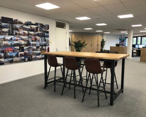Industriele-steigerhouten-tafel-met-metalen-onderstel-kantoor Steigerhouten kantoorinrichting