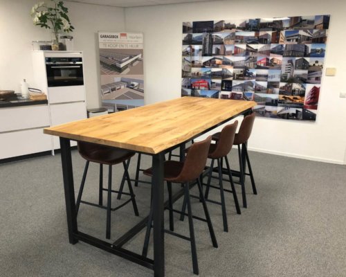 industriele-tafel-met-stalen-frame-voor-kantoor Steigerhouten kantoorinrichting