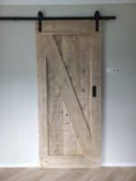 Steigerhouten loft-/schuifdeur met industrieel ophangsysteem