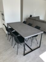 Betonlook eettafel Essie met O poten