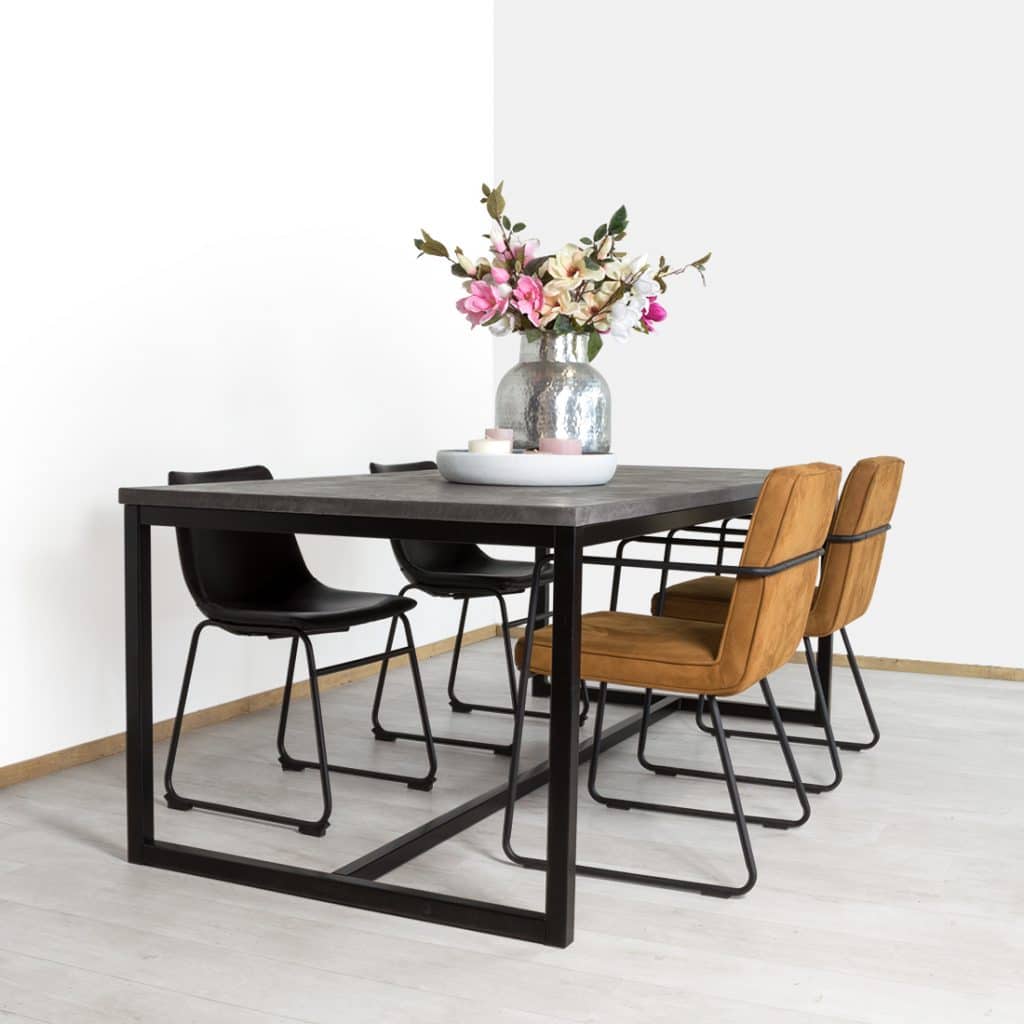 Betonlook industriele tafel Essie met O poten en onderkoker