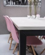 Close up betonlook tafel Essie