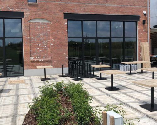 vierkanten-steigerhouten-tafels-met-metalen-onderstel