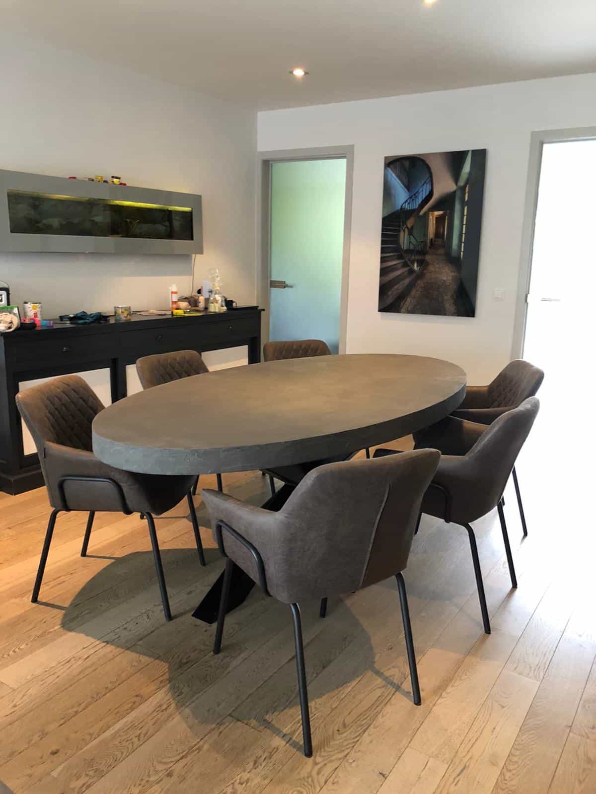 Betonlook eettafel ovaal Datil met matrixpoot