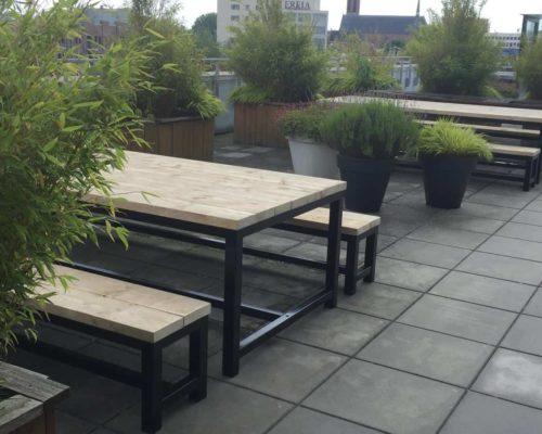 dakterras met industriele tafels Dakterras inrichting industriele meubelen