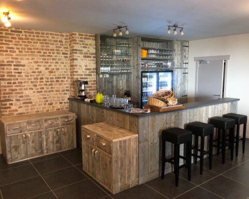 inrichting in steigerhout bar in bed en breakfast