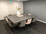 Betonlook industriële rechthoekige tafel Rufe