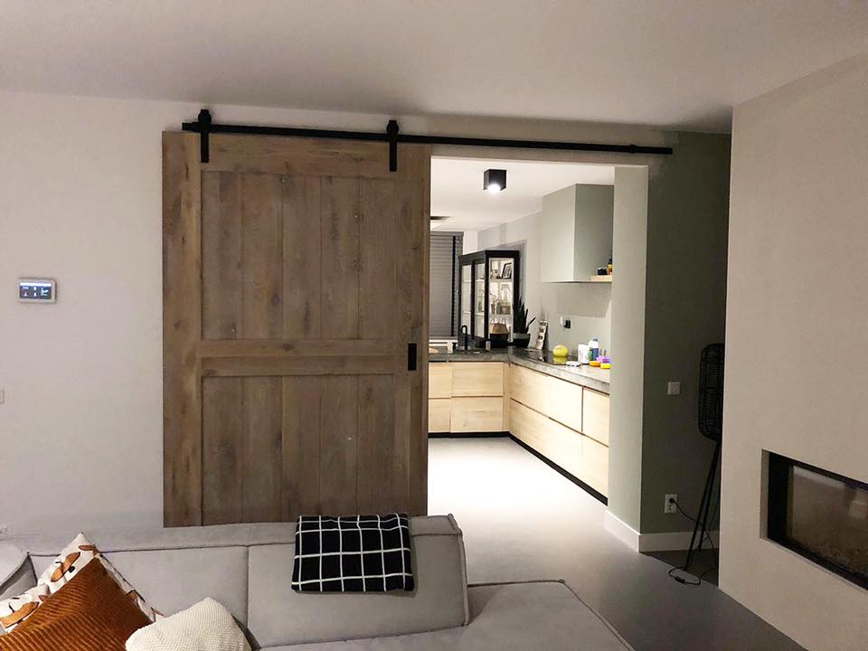 Loftdeur van eikenhout met industriele schuifdeurrails