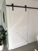 Schuifdeur wit met zwart industrieel ophangsysteem