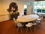 Steigerhouten ovale tafel Lyles met spider poot