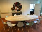 Steigerhouten ovale tafel Lyles met spider poot