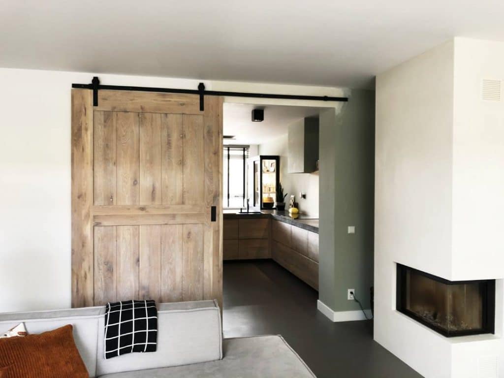 Eikenhouten schuifdeur met zwarte ophangsysteem