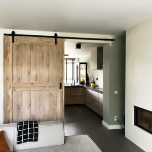 Eikenhouten schuifdeur met zwarte ophangsysteem