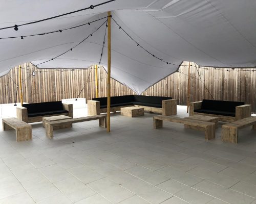 Buitenterras met steigerhouten bankjes Buitenterras met steigerhouten bankjes en loungebanken Buitenterras met steigerhouten bankjes en loungebanken