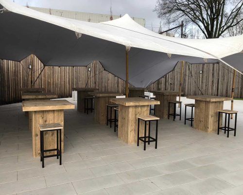 Statafels in steigerhout met industriele barkrukken voor horeca Statafels in steigerhout met industriele barkrukken voor horeca