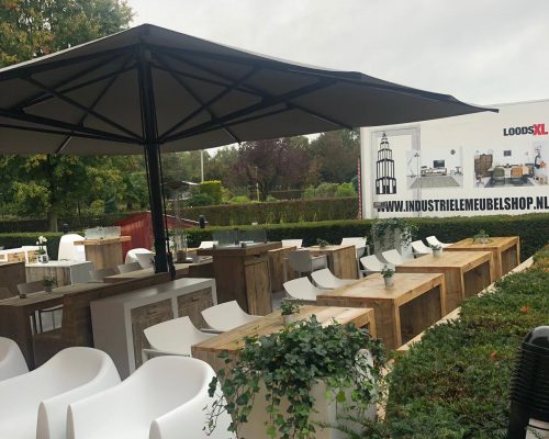 Buiten terras met steigerhouten loungebanken Buiten terras met steigerhouten loungebanken