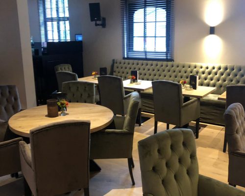 Eikenhouten ronde eettafel met industriele poot Eikenhouten ronde eettafel met industriele poot