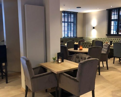 Eikenhouten vierkante eettafel met industriele poot Eikenhouten vierkante eettafel met industriele poot