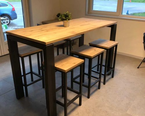 Industriรซle bartafel met bijpassende barkrukken Industriรซle bartafel met bijpassende barkrukken