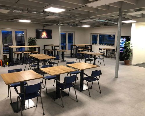 Industriรซle bartafels en terrastafels met ijzeren onderstel Industriรซle bartafels en terrastafels met ijzeren onderstel