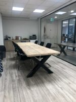 Industriele kruispoot tafel Bangor met steigerhouten tafelblad