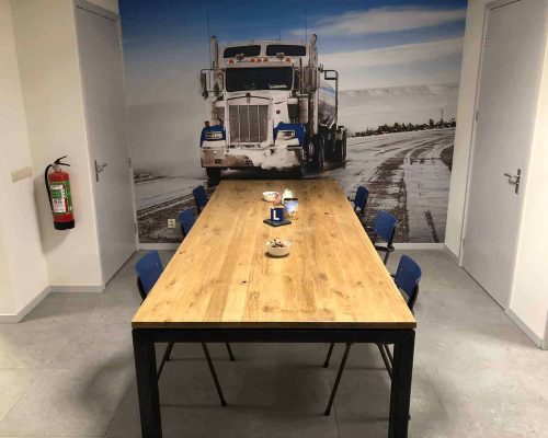 Industriรซle tafel Lufkin met ijzeren N poten Industriรซle tafel Lufkin met ijzeren N poten