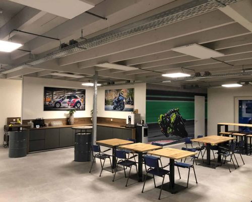 Inrichting kantine rijschool met industriele tafels Inrichting kantine rijschool met industriele tafels