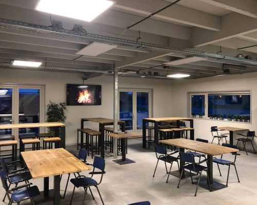 Volledige inrichting ontvangstruimte met industriรซle meubelen Volledige inrichting ontvangstruimte met industriele meubelen