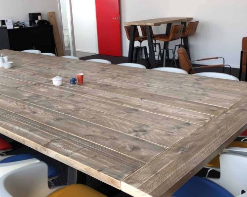 Inrichting vergaderruimte met industriรซle meubelen Inrichting vergaderruimte met industriรซle meubelen