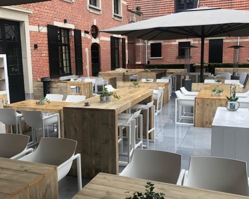 Overzicht terras met steigerhouten tafels Overzicht terras met steigerhouten tafels