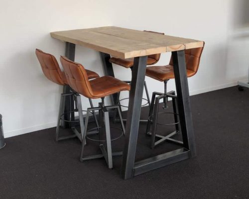 Bartafel met industriรซle ijzeren poten Steigerhouten bartafel met industriรซle ijzeren poten