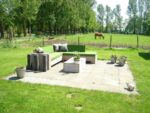 Steigerhouten loungebank Manson met blok arm en schuine rugleuning
