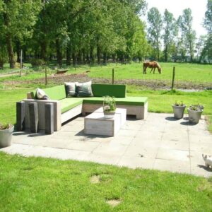 Steigerhouten loungebank Manson met blok arm en schuine rugleuning