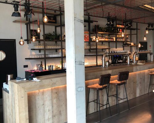 Steigerhout bar met industriele barkrukken Steigerhout bar met industriele barkrukken