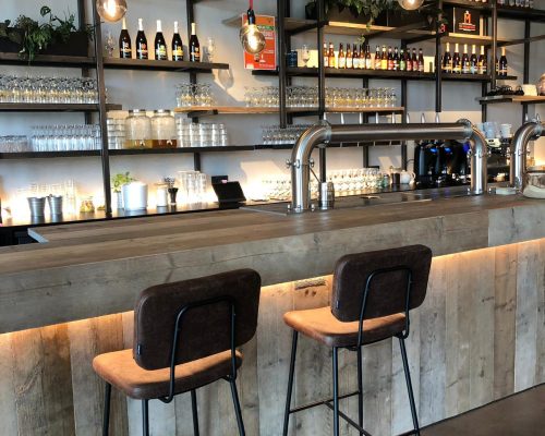 Steigerhouten bar met industriele barstoelen Steigerhouten bar met industriele barstoelen