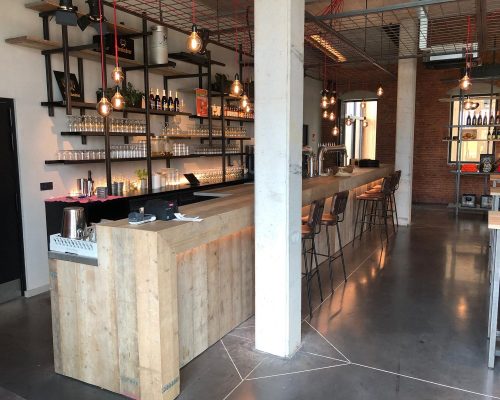 Steigerhouten bar met leren barkrukken Steigerhouten bar met leren barkrukken