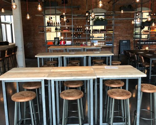 Steigerhouten bartafel met industriele barkrukken Steigerhouten bartafel met industriele barkrukken
