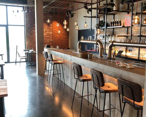 Zijaanzicht steigerhouten bar met stoelen Zijaanzicht steigerhouten bar met stoelen