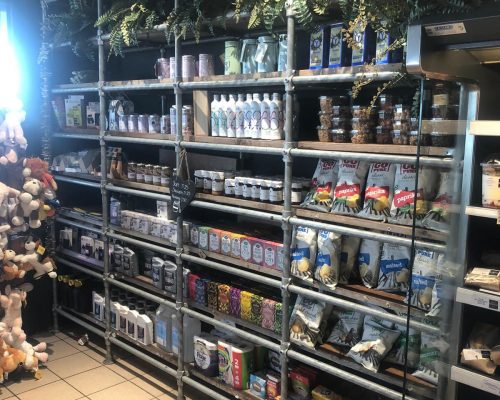 Steigerhouten schappen met steigerbuizen Steigerhouten schappen met steigerbuizen