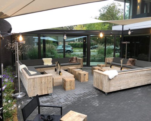 Meubelen van steigerhout voor buitenterras van het hotel Meubelen van steigerhout voor buitenterras van het hotel