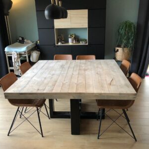 Steigerhouten tafel Delvon met stalen spinpoot
